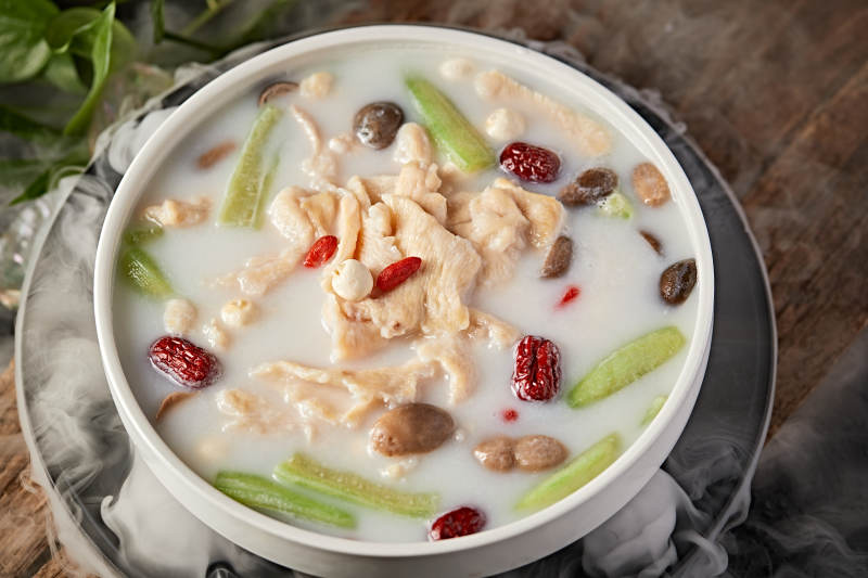 鸡片鸡佛莲子红枣枸杞丝瓜滋补汤图片