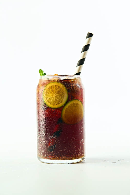 满是冰块清凉解暑的碳酸饮料可乐图片