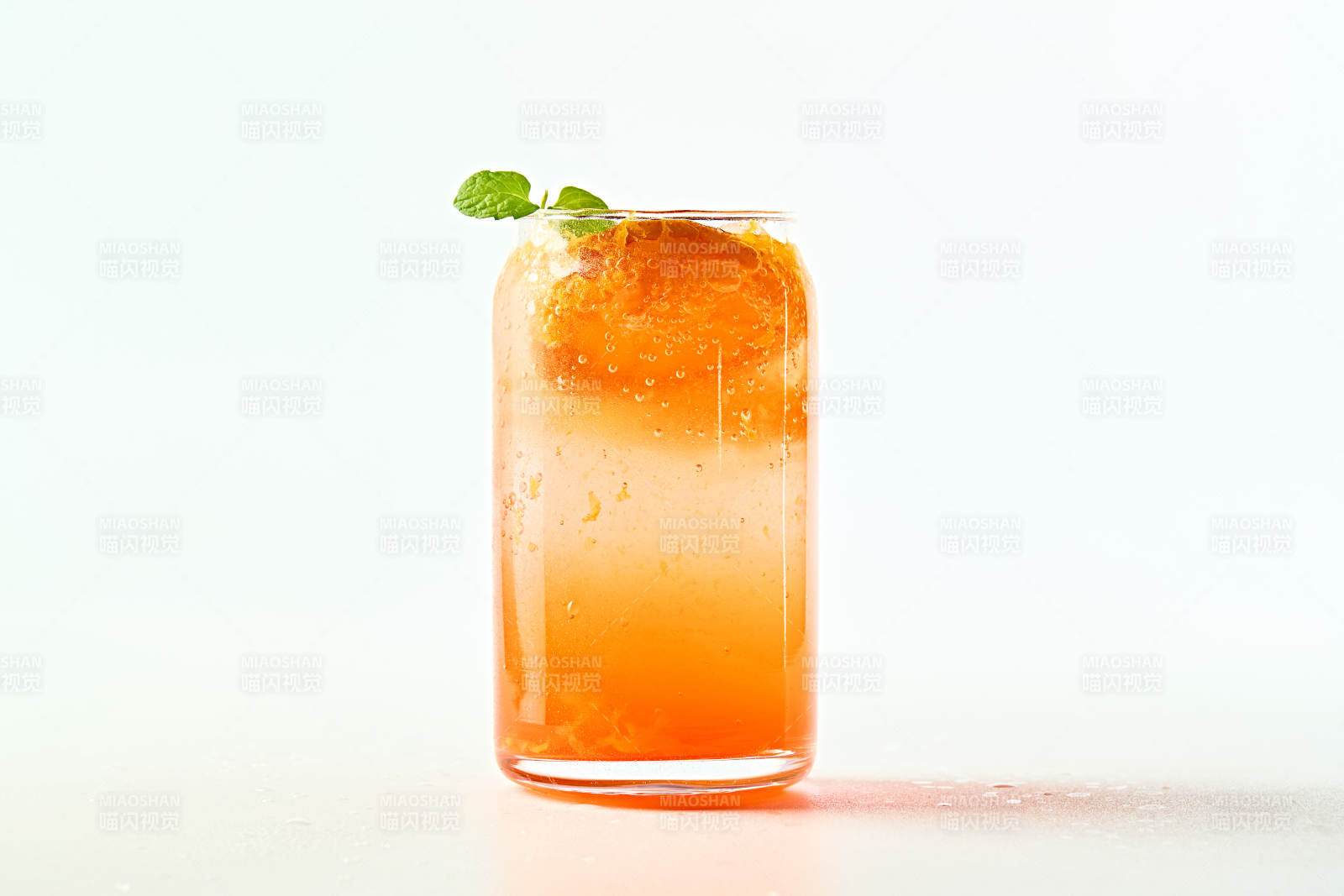 满是冰块清凉解暑的碳酸饮料橘子汽水图片