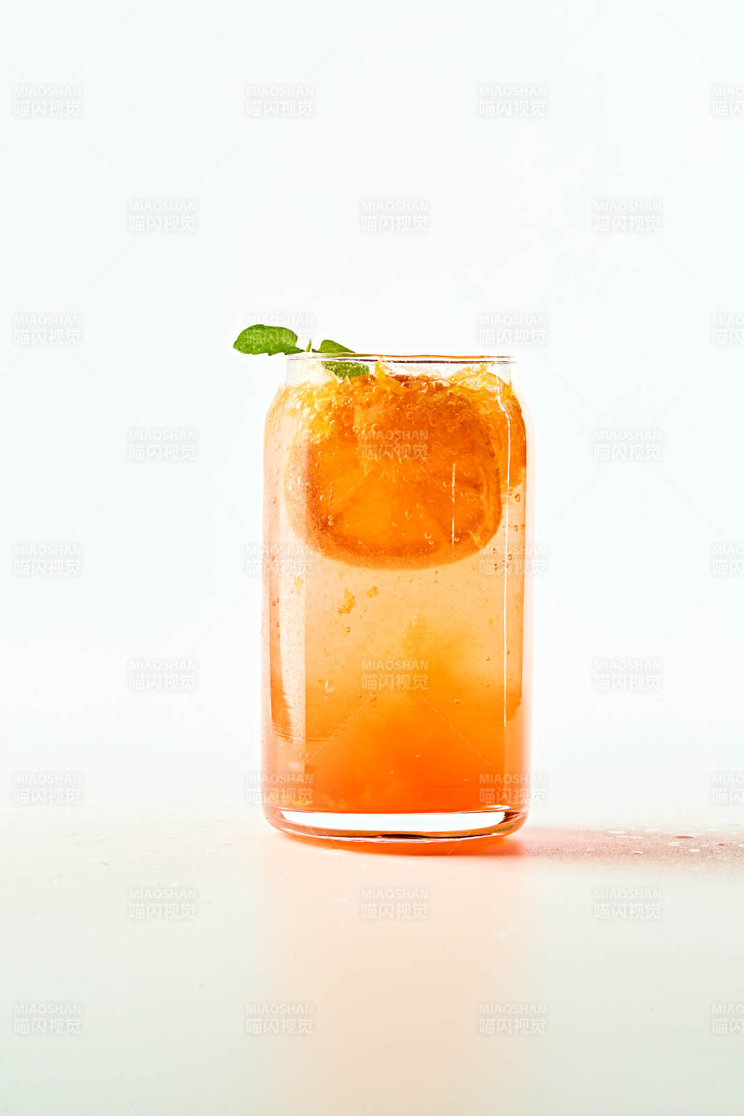 满是冰块清凉解暑的碳酸饮料橘子汽水图片