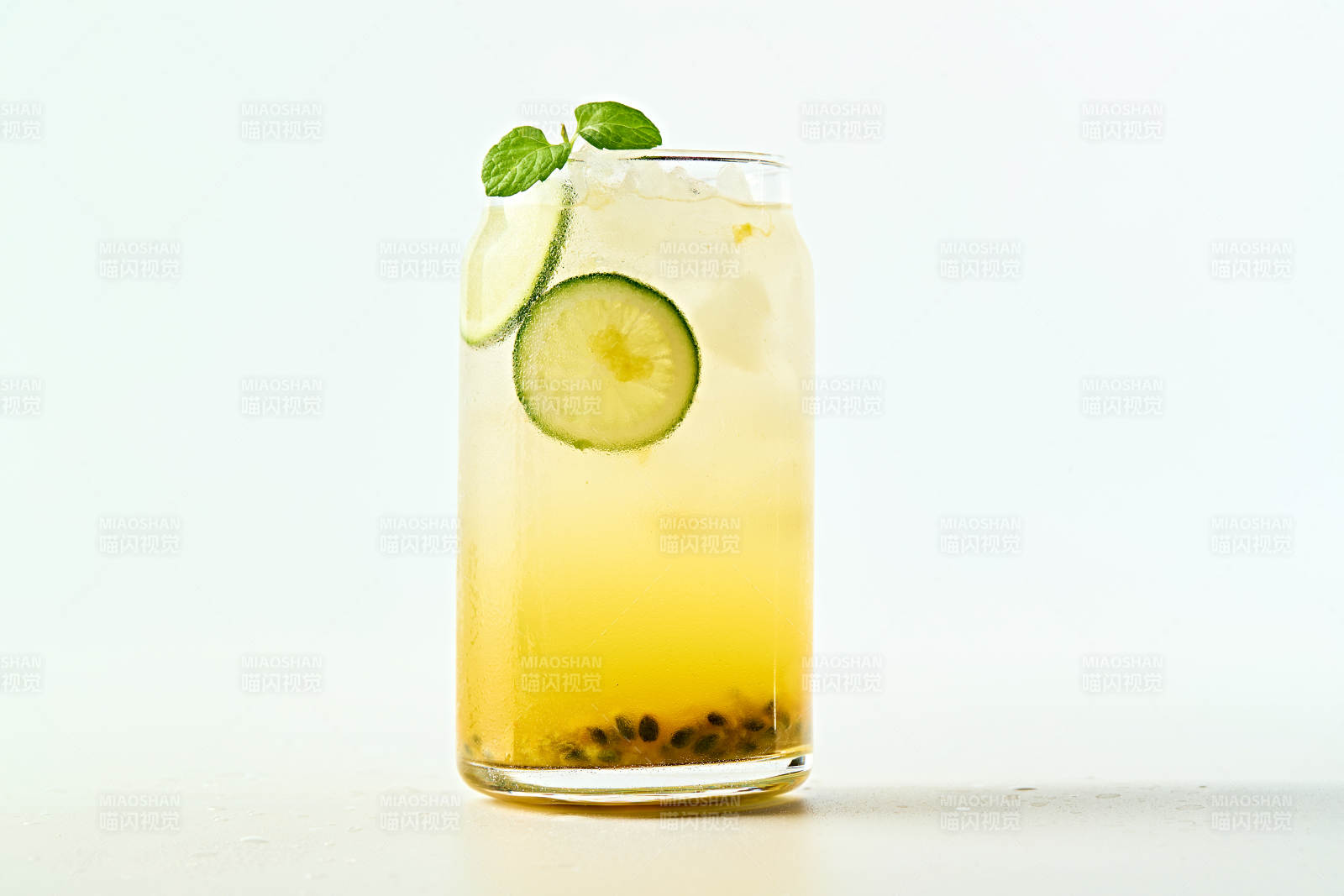 满是冰块清凉解暑的百香果肉气泡水图片