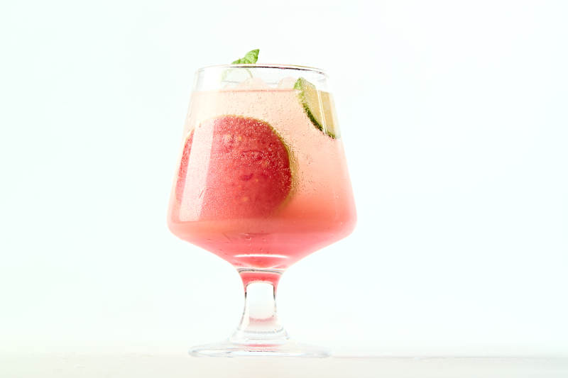 满是冰块清凉解暑的桃子气泡水图片