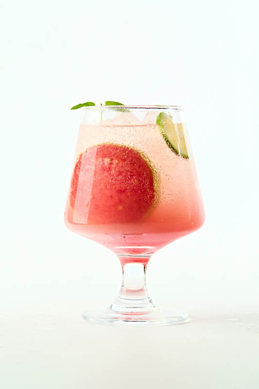 满是冰块清凉解暑的桃子气泡水图片