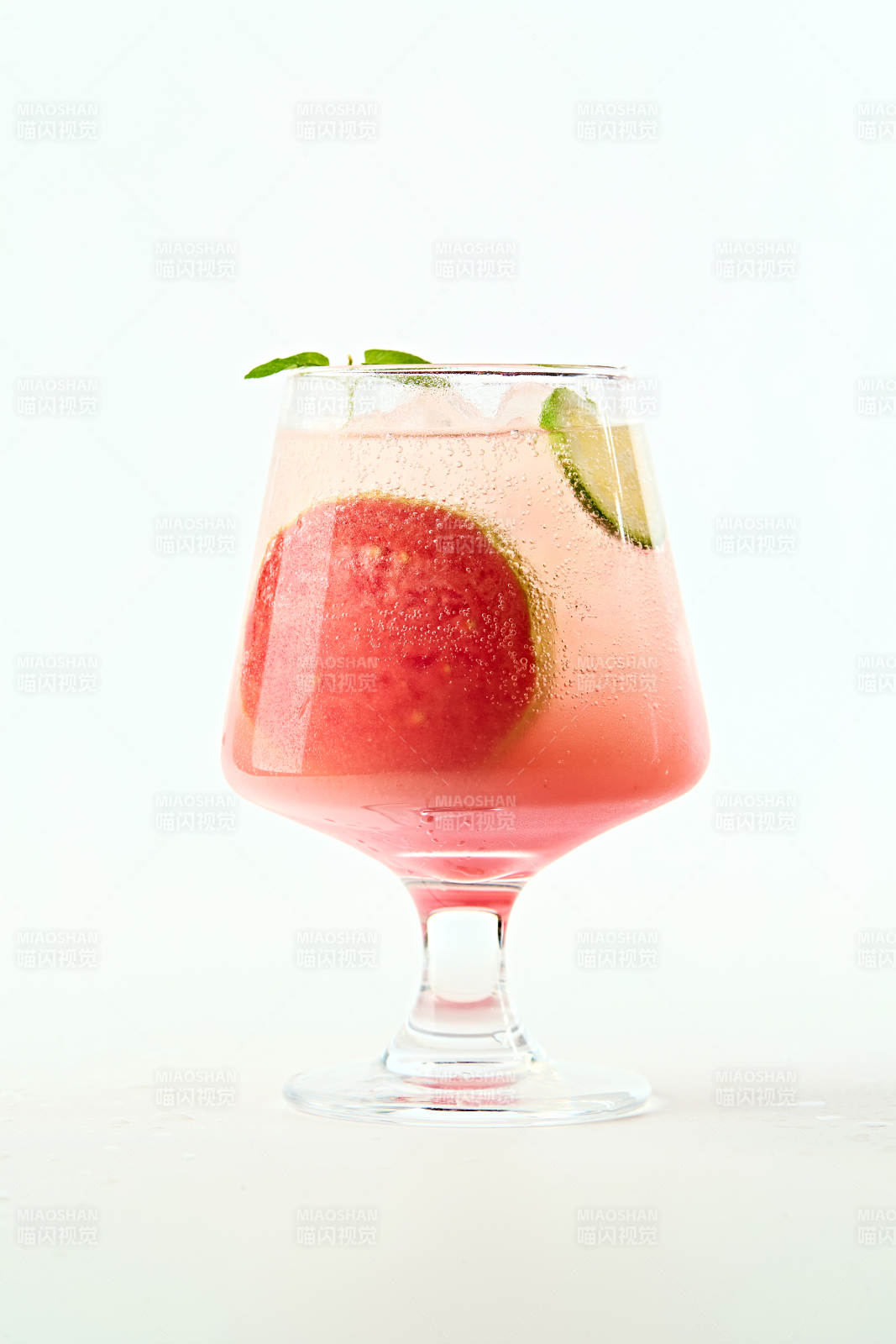 满是冰块清凉解暑的桃子气泡水图片