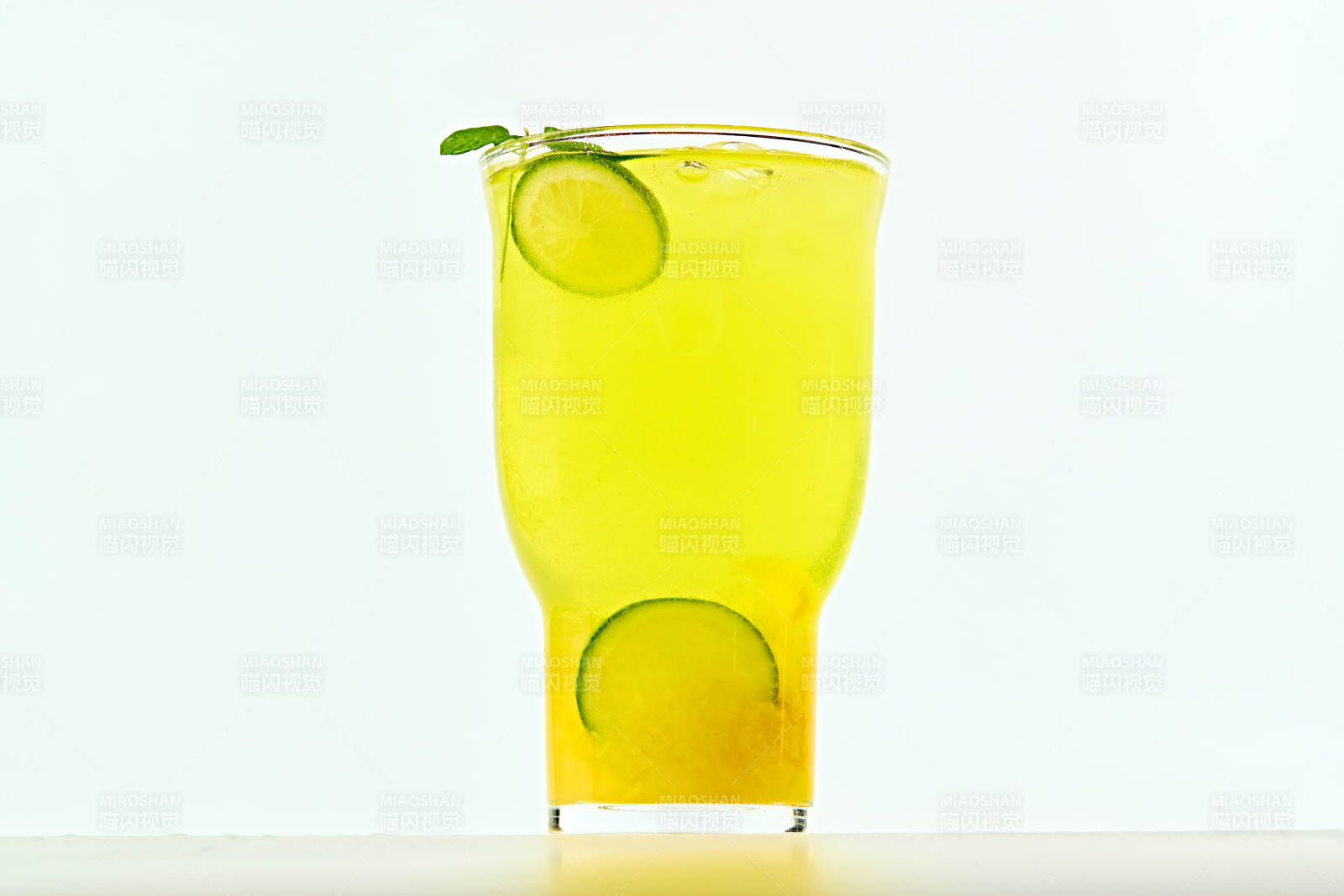 满是冰块清凉解暑的柠檬气泡水图片