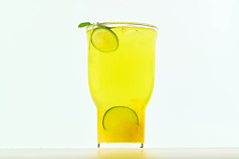 满是冰块清凉解暑的柠檬气泡水图片