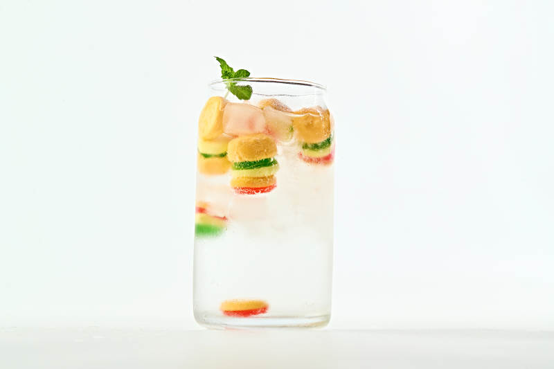 满是冰块清凉解暑的汉堡软糖雪碧汽水图片