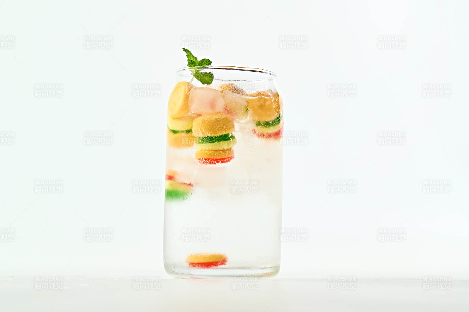 满是冰块清凉解暑的汉堡软糖雪碧汽水图片