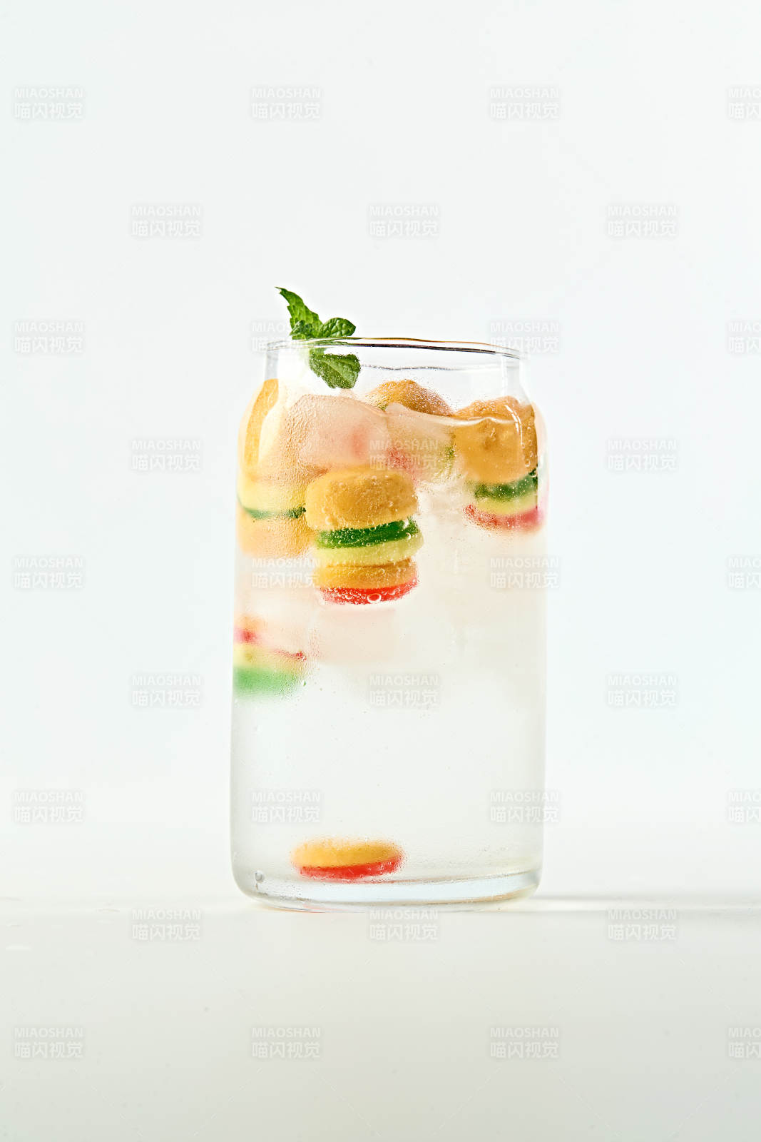 满是冰块清凉解暑的汉堡软糖雪碧汽水图片