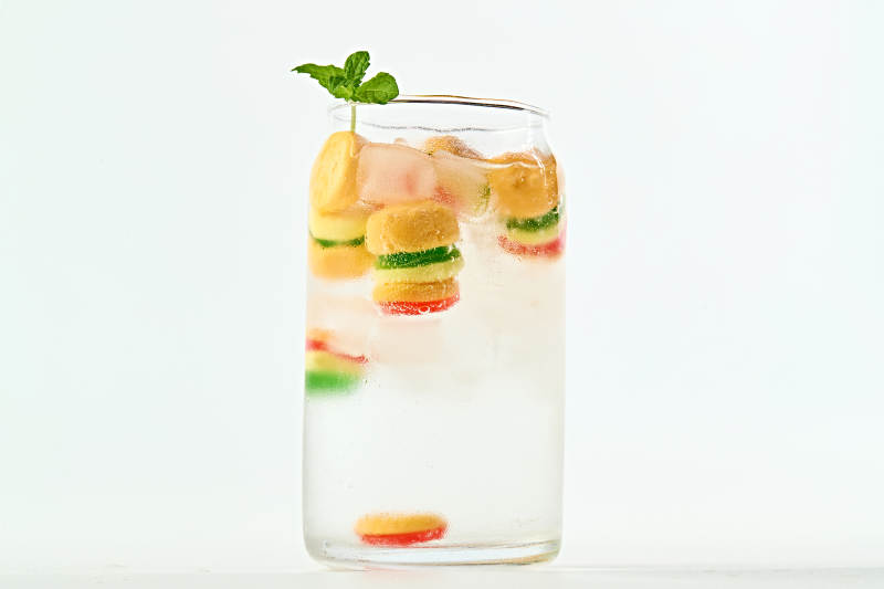 满是冰块清凉解暑的汉堡软糖雪碧汽水图片