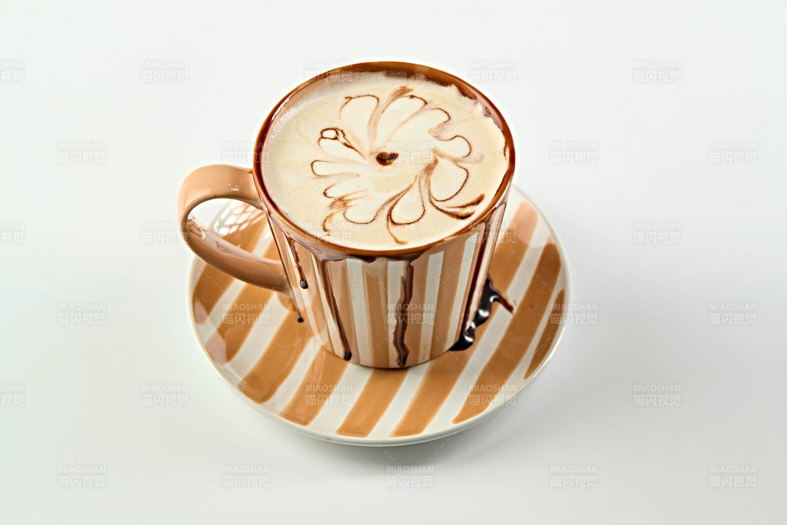 美式拉花卡布奇诺咖啡图片