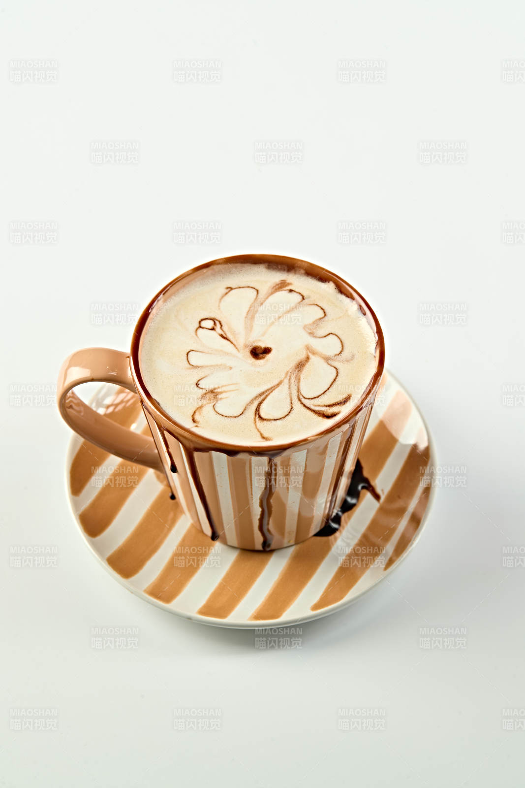 美式拉花卡布奇诺咖啡图片