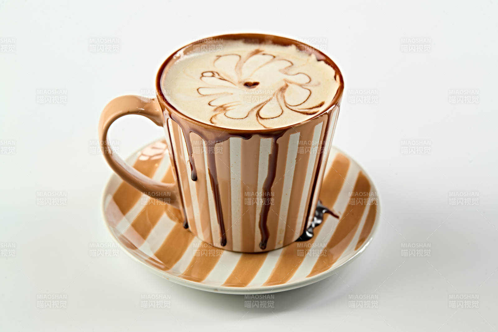美式拉花卡布奇诺咖啡图片