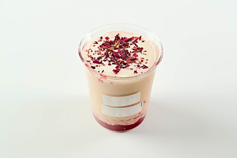 玫瑰花瓣生椰拿铁咖啡图片