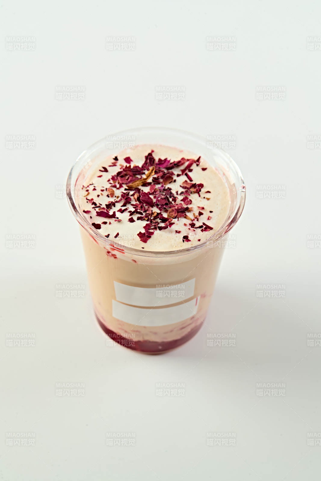 玫瑰花瓣生椰拿铁咖啡图片