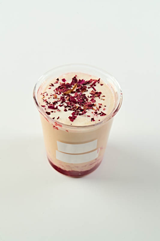 玫瑰花瓣生椰拿铁咖啡图片