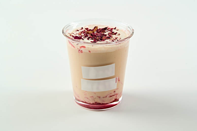 玫瑰花瓣生椰拿铁咖啡图片