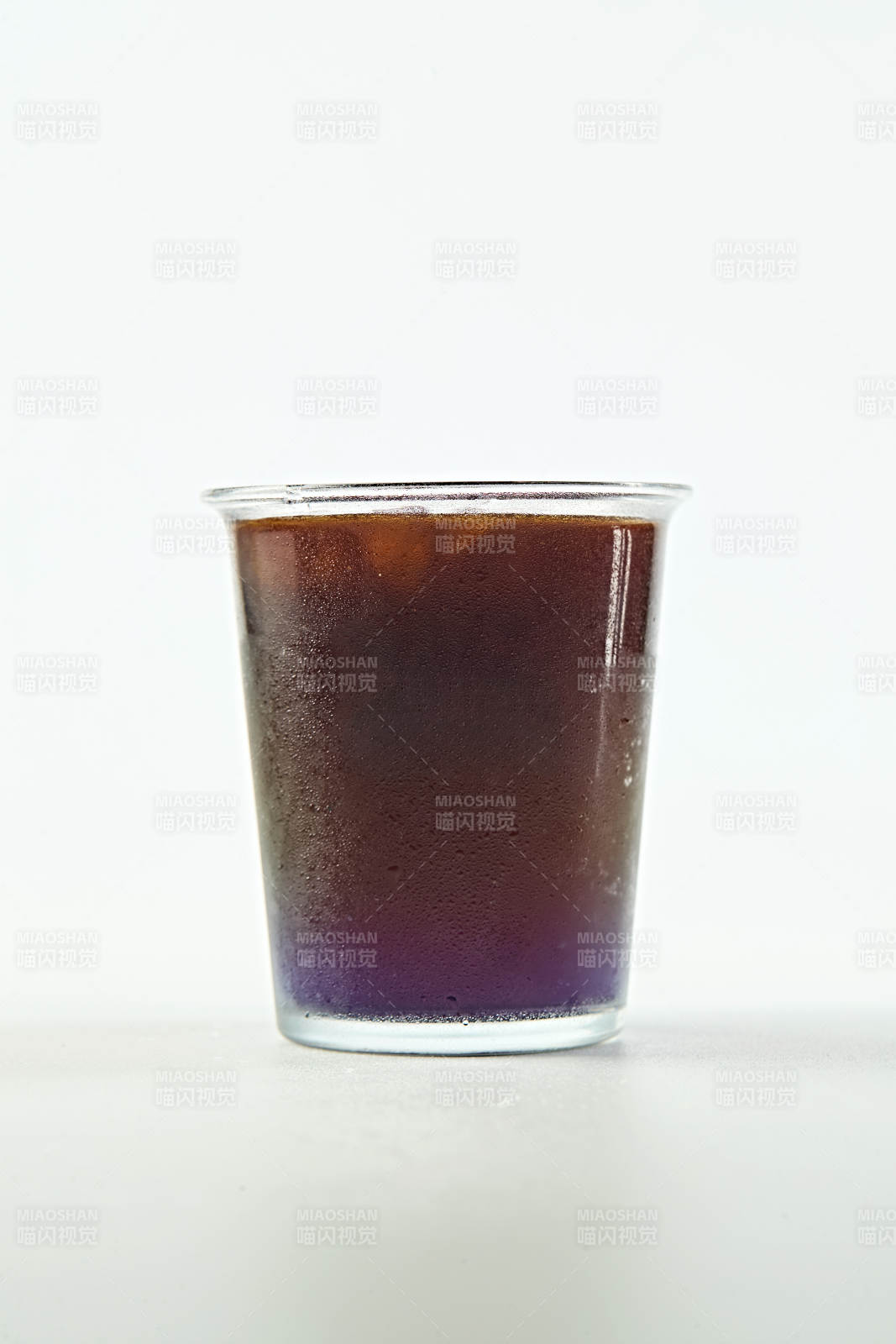 夏日清凉咖啡饮品蓝莓黑加仑冰美式图片