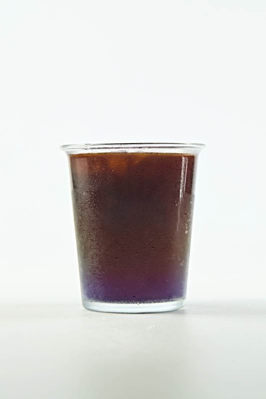 夏日清凉咖啡饮品蓝莓黑加仑冰美式图片