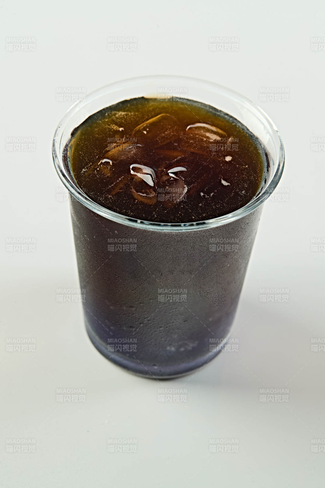 夏日清凉咖啡饮品蓝莓黑加仑冰美式图片