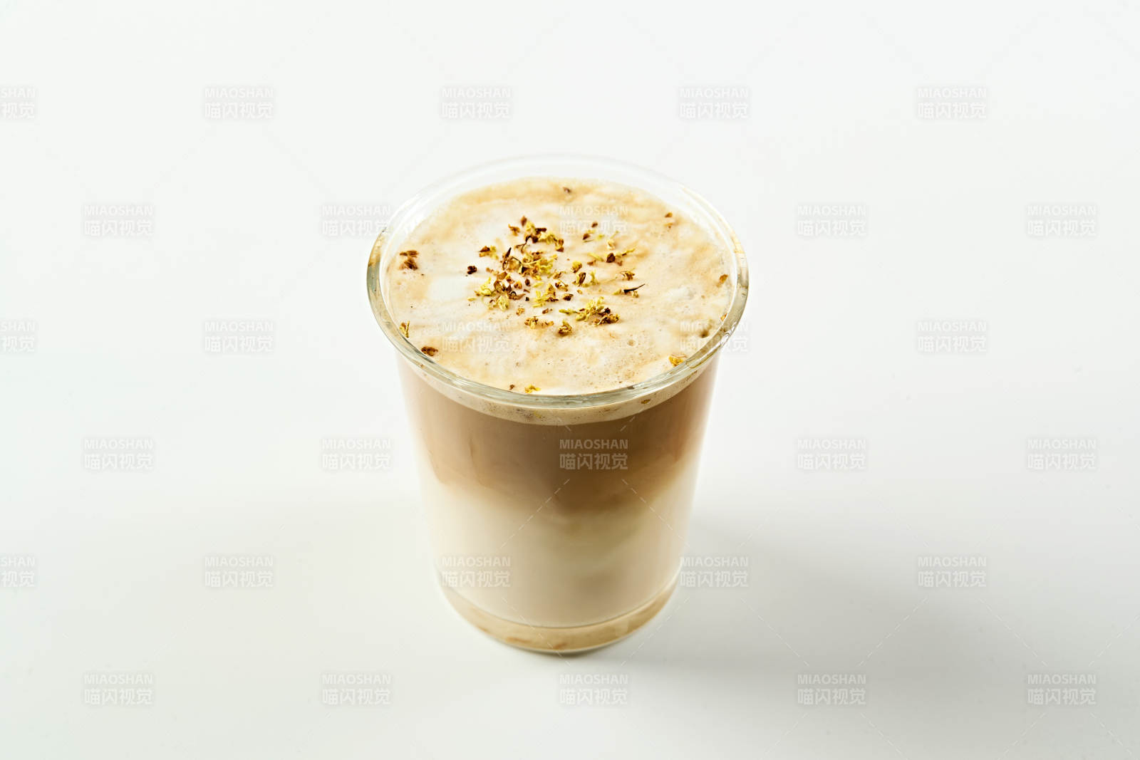 满是冰块清凉解暑的冰生椰拿铁咖啡图片