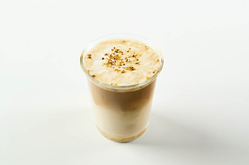 满是冰块清凉解暑的冰生椰拿铁咖啡图片