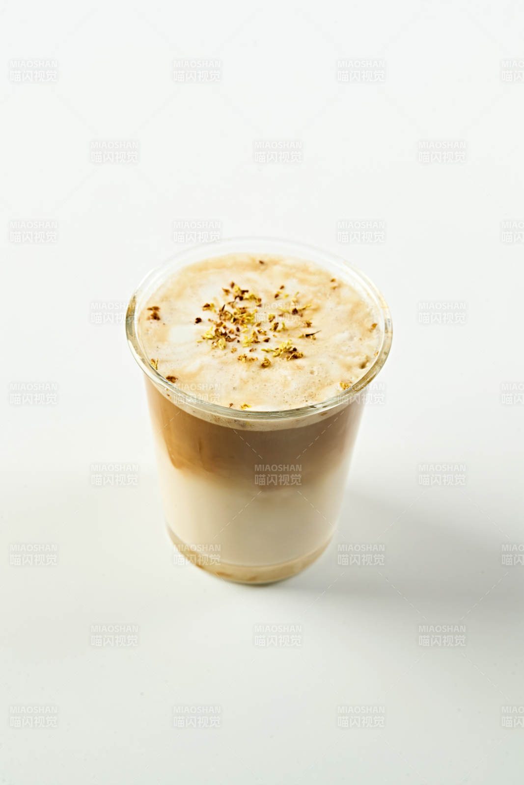 满是冰块清凉解暑的冰生椰拿铁咖啡图片