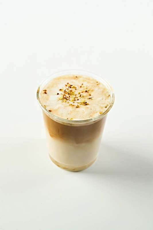 满是冰块清凉解暑的冰生椰拿铁咖啡图片