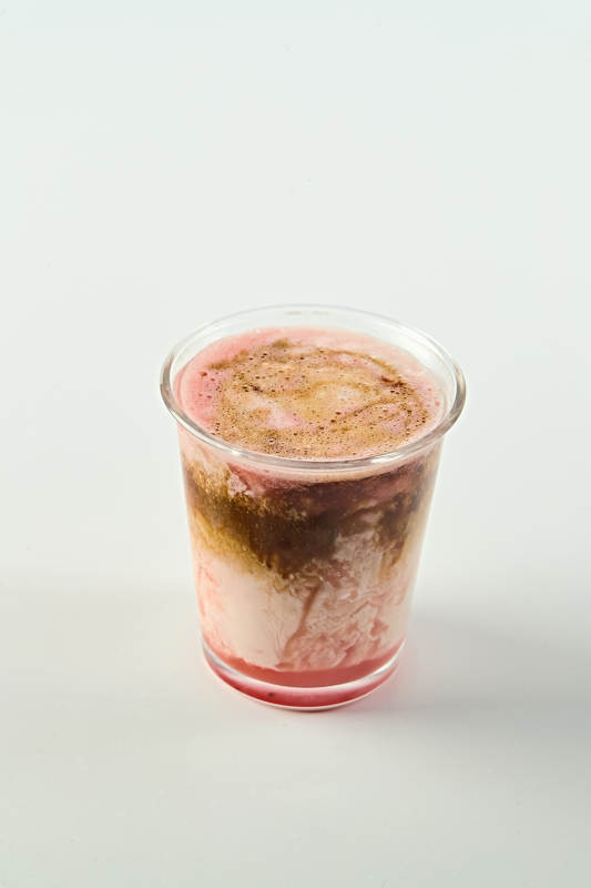 夏日清凉饮品玫瑰椰奶咖啡图片