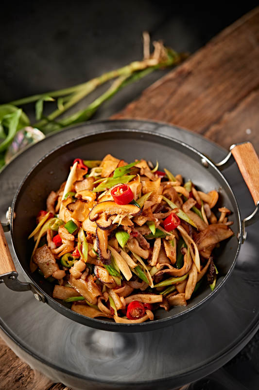 湘味锅仔米椒杂菌五花肉图片