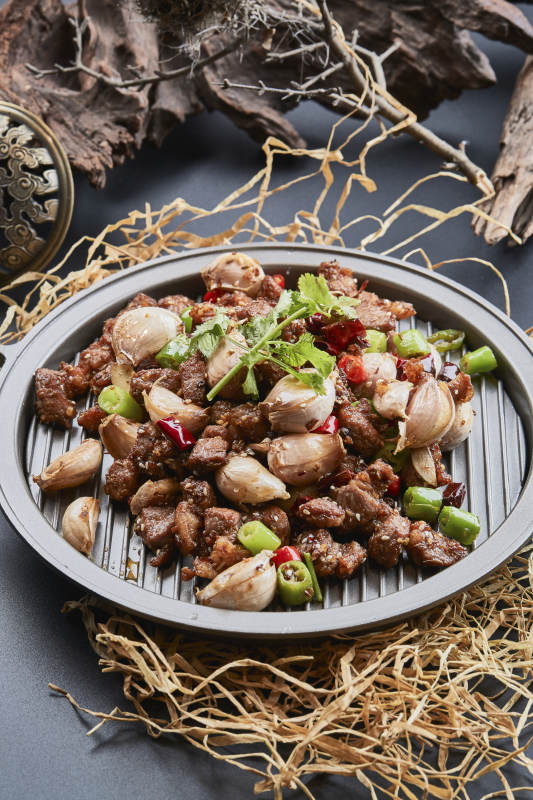 铁板餐具装的孜然毛蒜烧羊肉图片