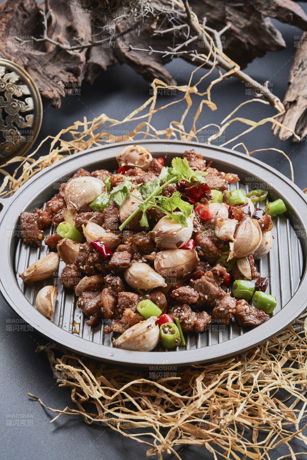 铁板餐具装的孜然毛蒜烧羊肉图片