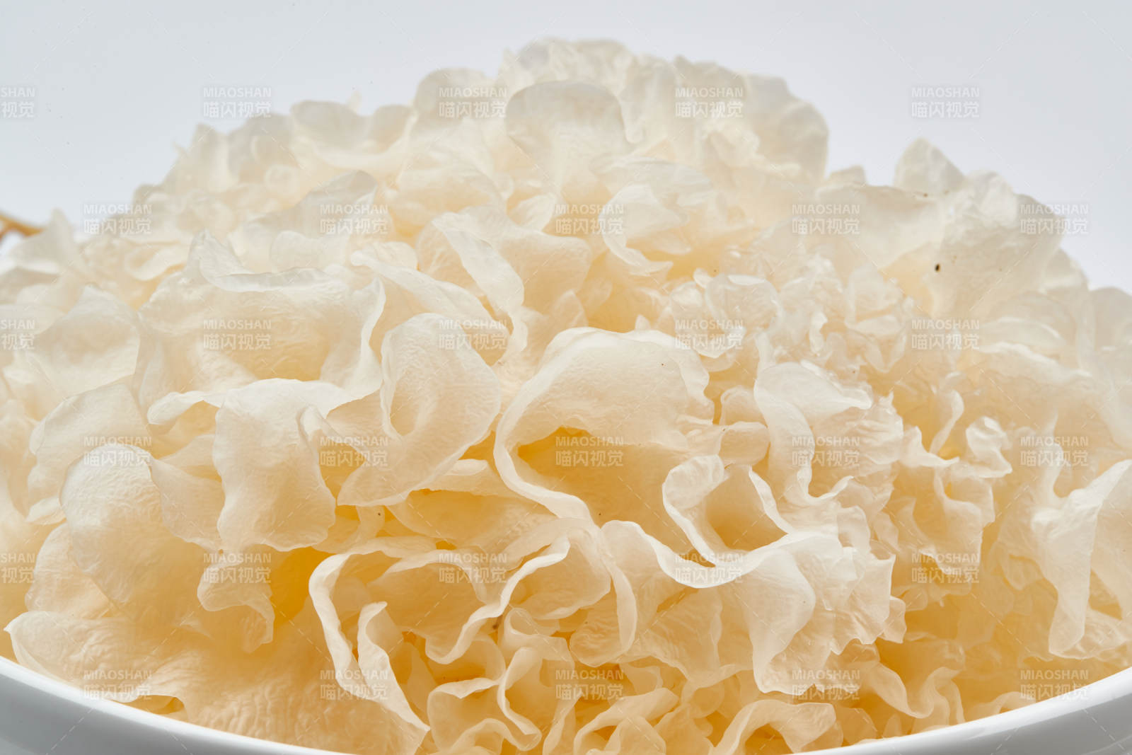 白色瓷盘装的火锅食材鲜银耳图片