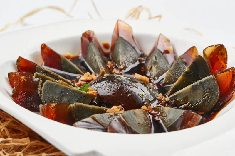 白色瓷盘装的姜汁松花蛋图片