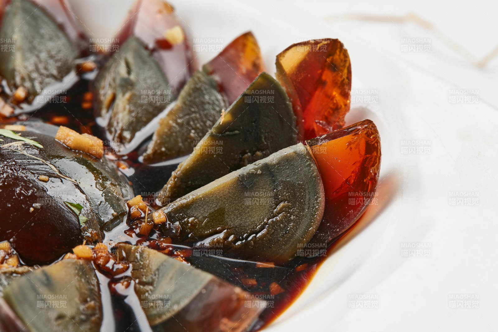 白色瓷盘装的姜汁松花蛋图片