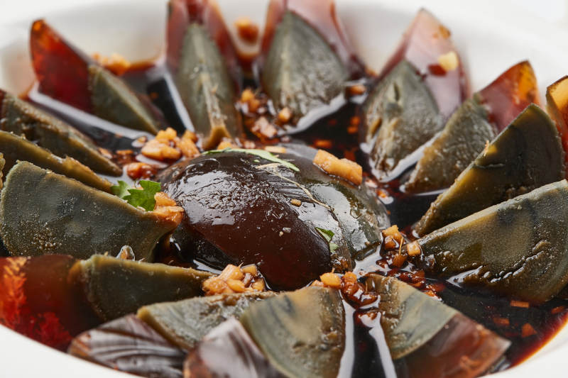 白色瓷盘装的姜汁松花蛋图片