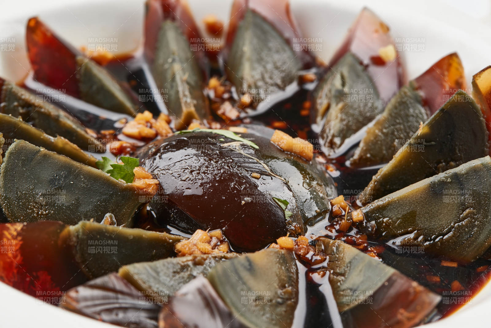 白色瓷盘装的姜汁松花蛋图片