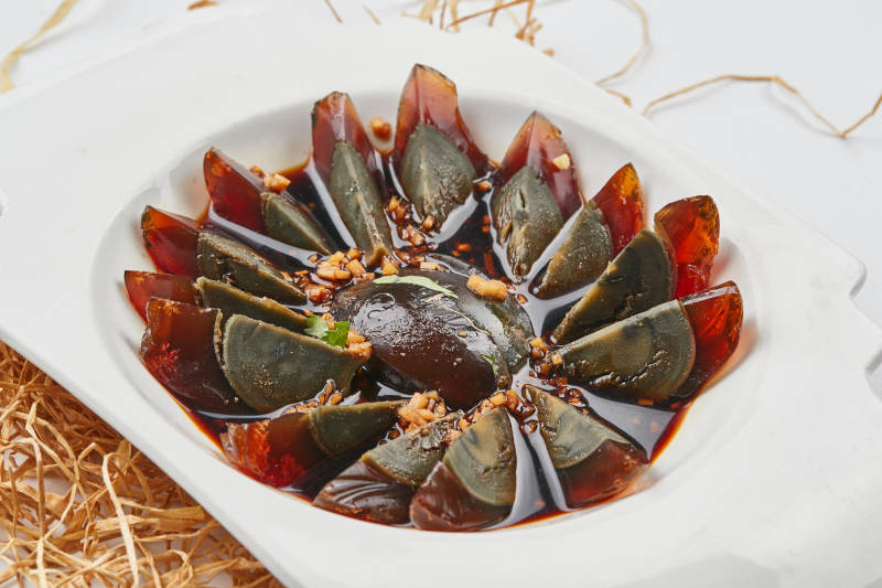 白色瓷盘装的姜汁松花蛋图片