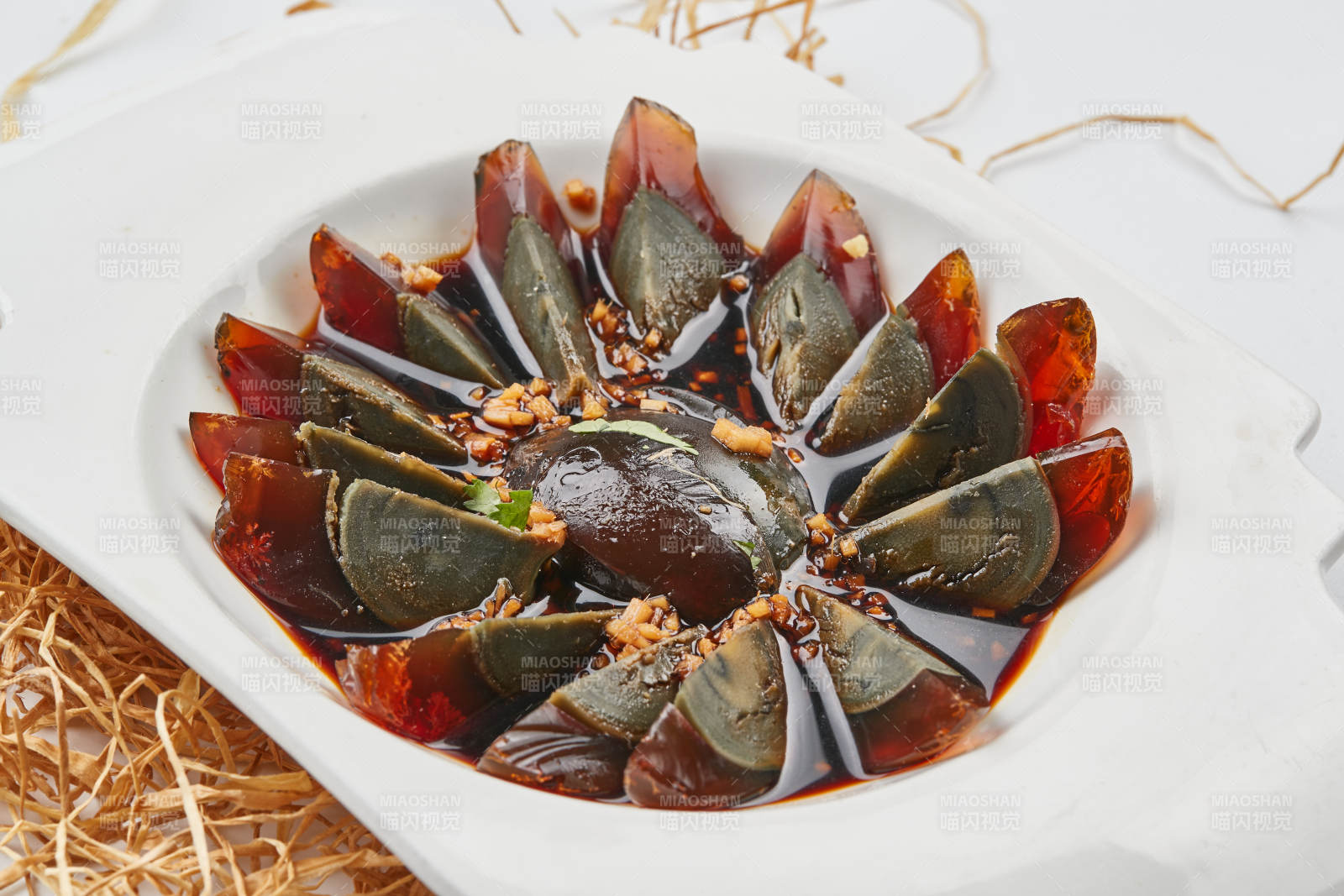 白色瓷盘装的姜汁松花蛋图片