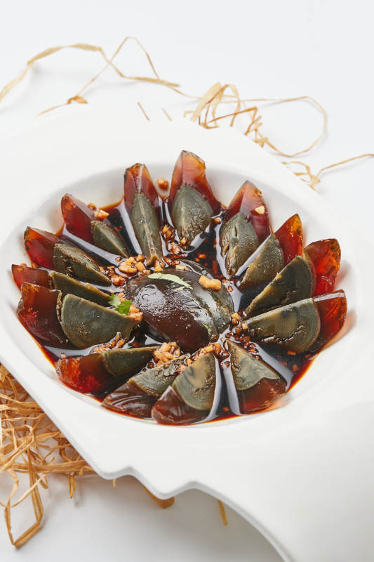 白色瓷盘装的姜汁松花蛋图片