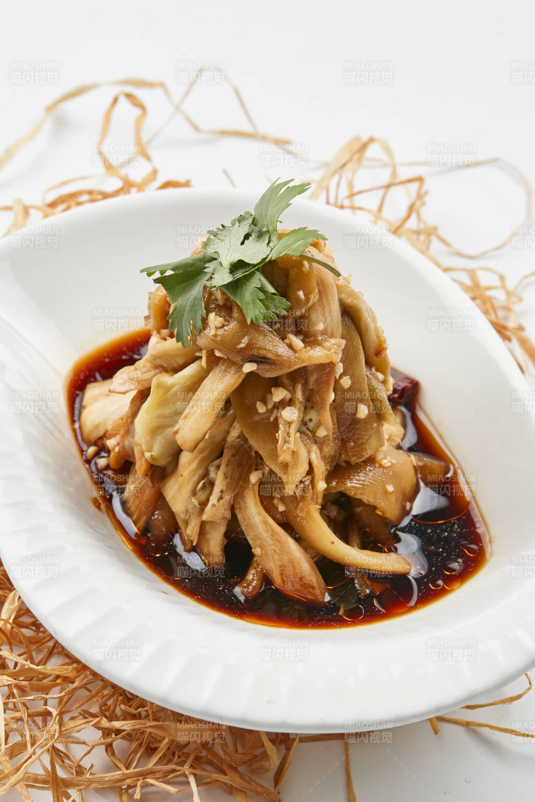 白色瓷盘装的蒜泥蒸茄子图片