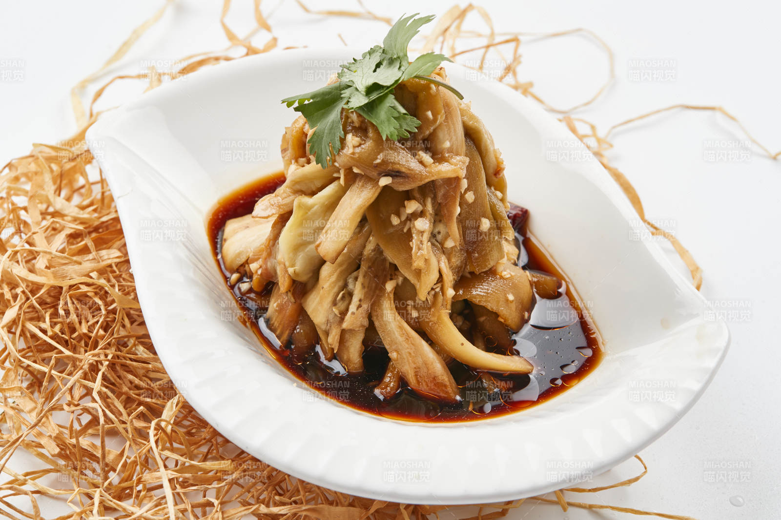 白色瓷盘装的蒜泥蒸茄子图片