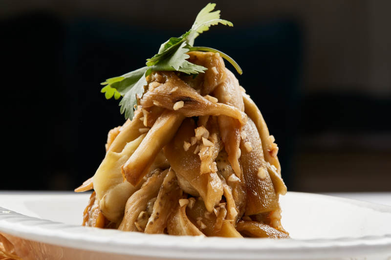 白色瓷盘装的蒜泥蒸茄子图片