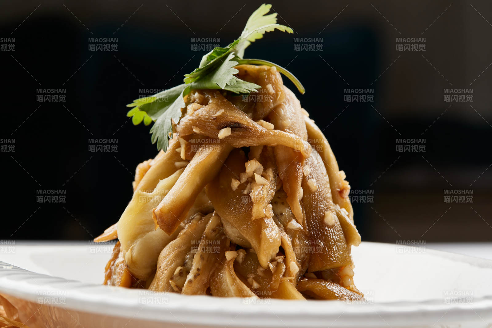 白色瓷盘装的蒜泥蒸茄子图片