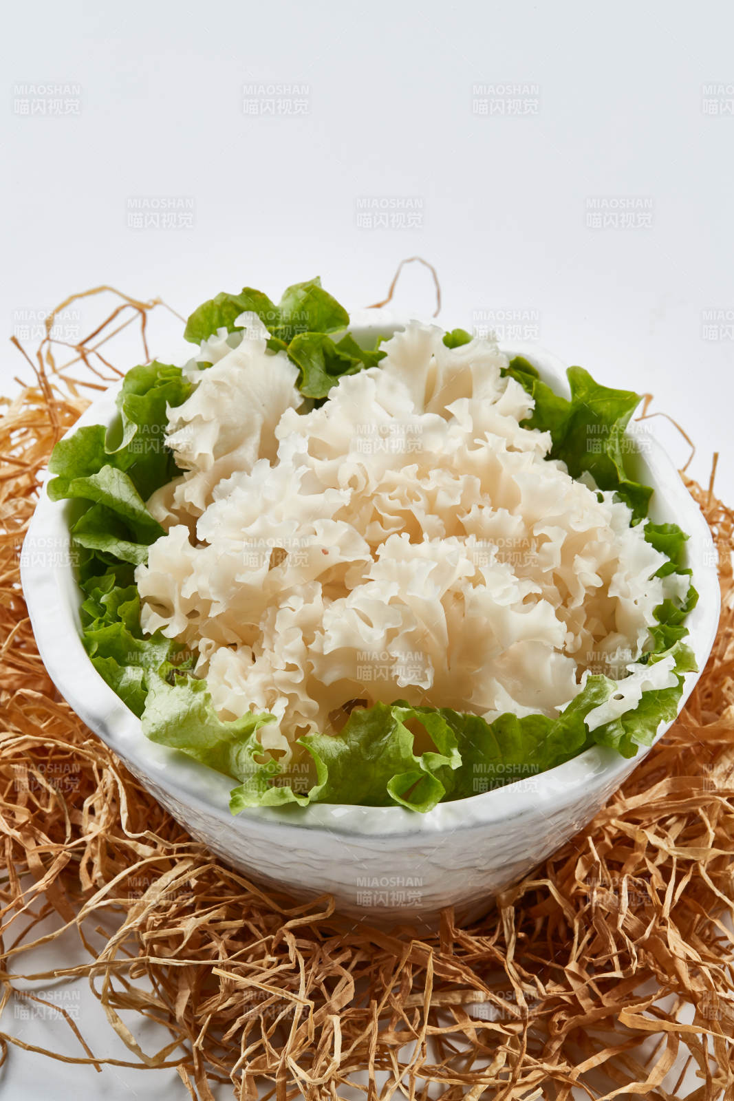 白色瓷餐具装的新鲜白木耳图片