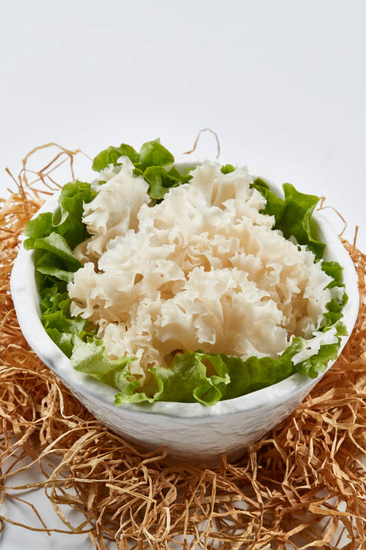 白色瓷餐具装的新鲜白木耳图片