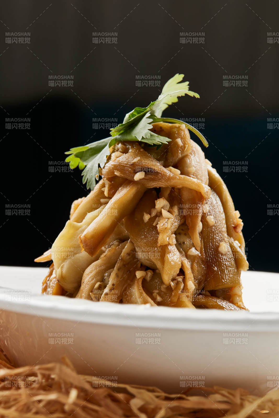 白色瓷盘装的蒜泥蒸茄子图片