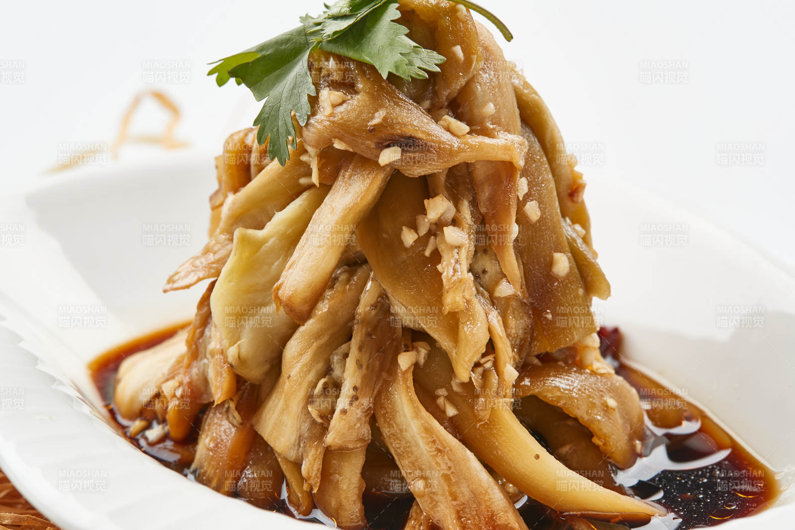 白色瓷盘装的蒜泥蒸茄子图片