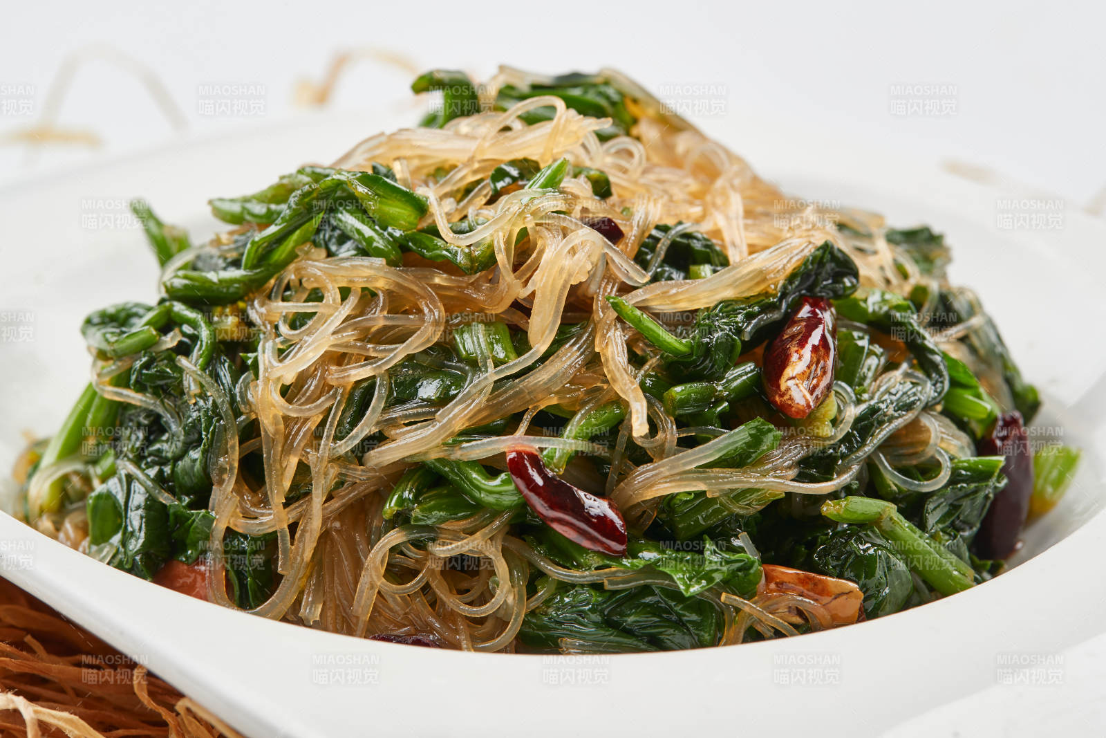 白色瓷盘装的凉拌粉丝菠菜图片