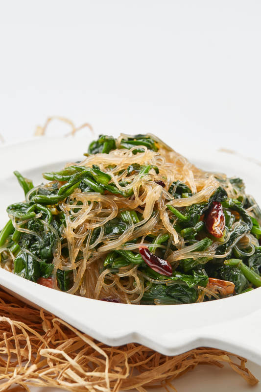 白色瓷盘装的凉拌粉丝菠菜图片